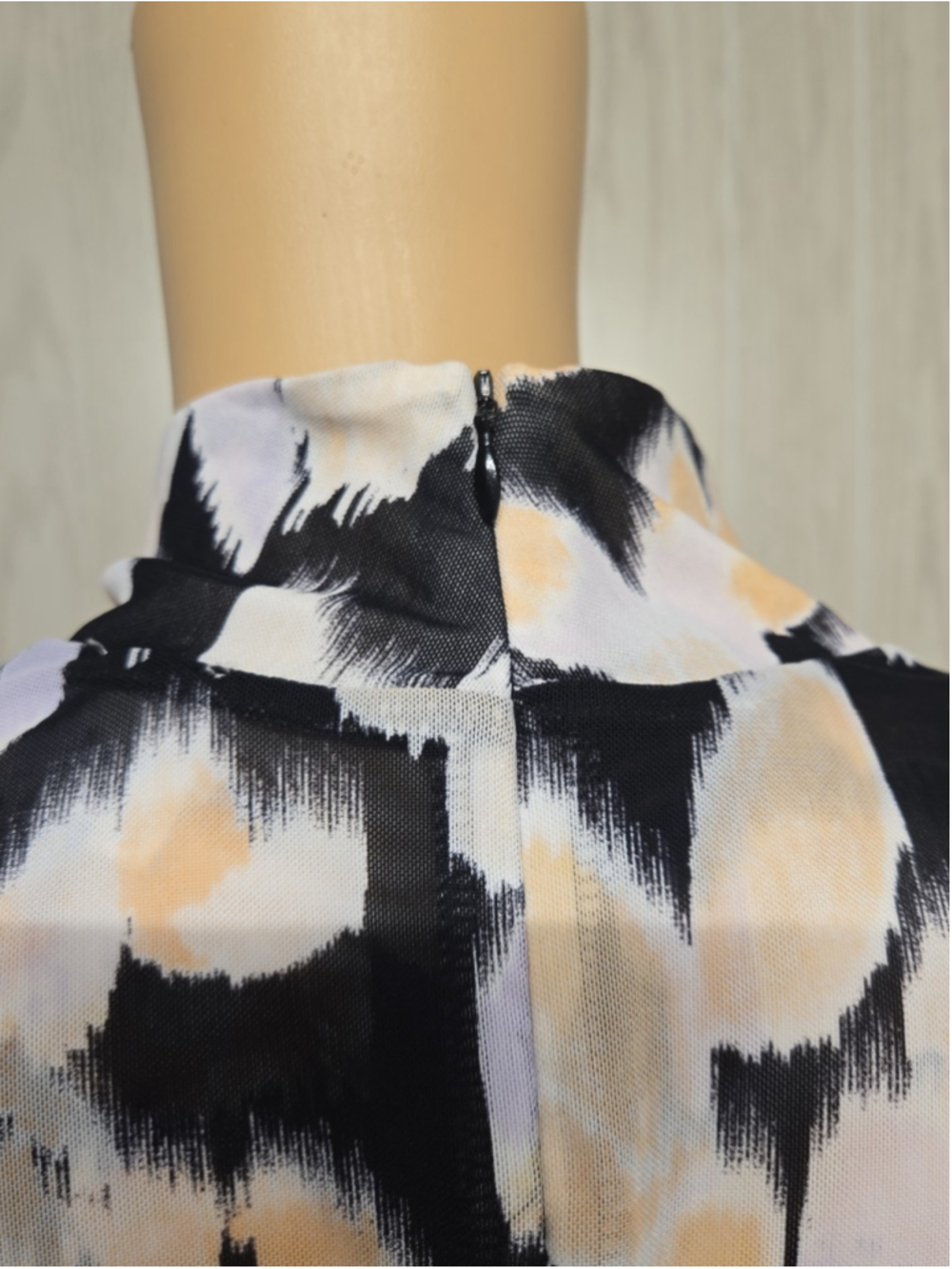 Cabi Small Black Abstract Print Mesh Turtleneck Top Lined Back Zip Quiet Luxury - Picture 8 of 9